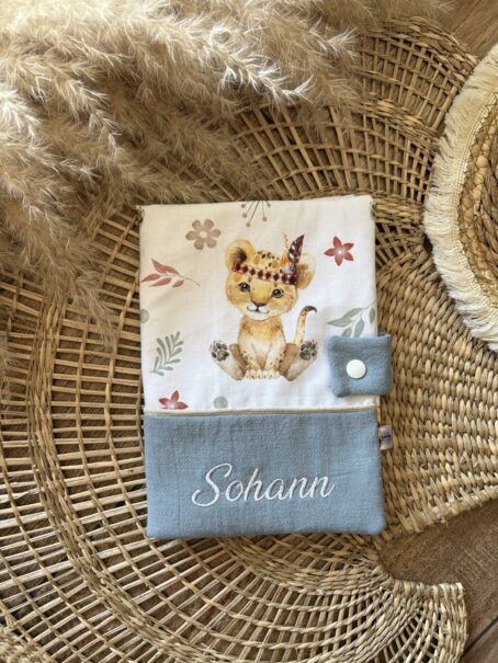 Protège carnet de santé personnalisé - Lionceau à plumes – Image 4
