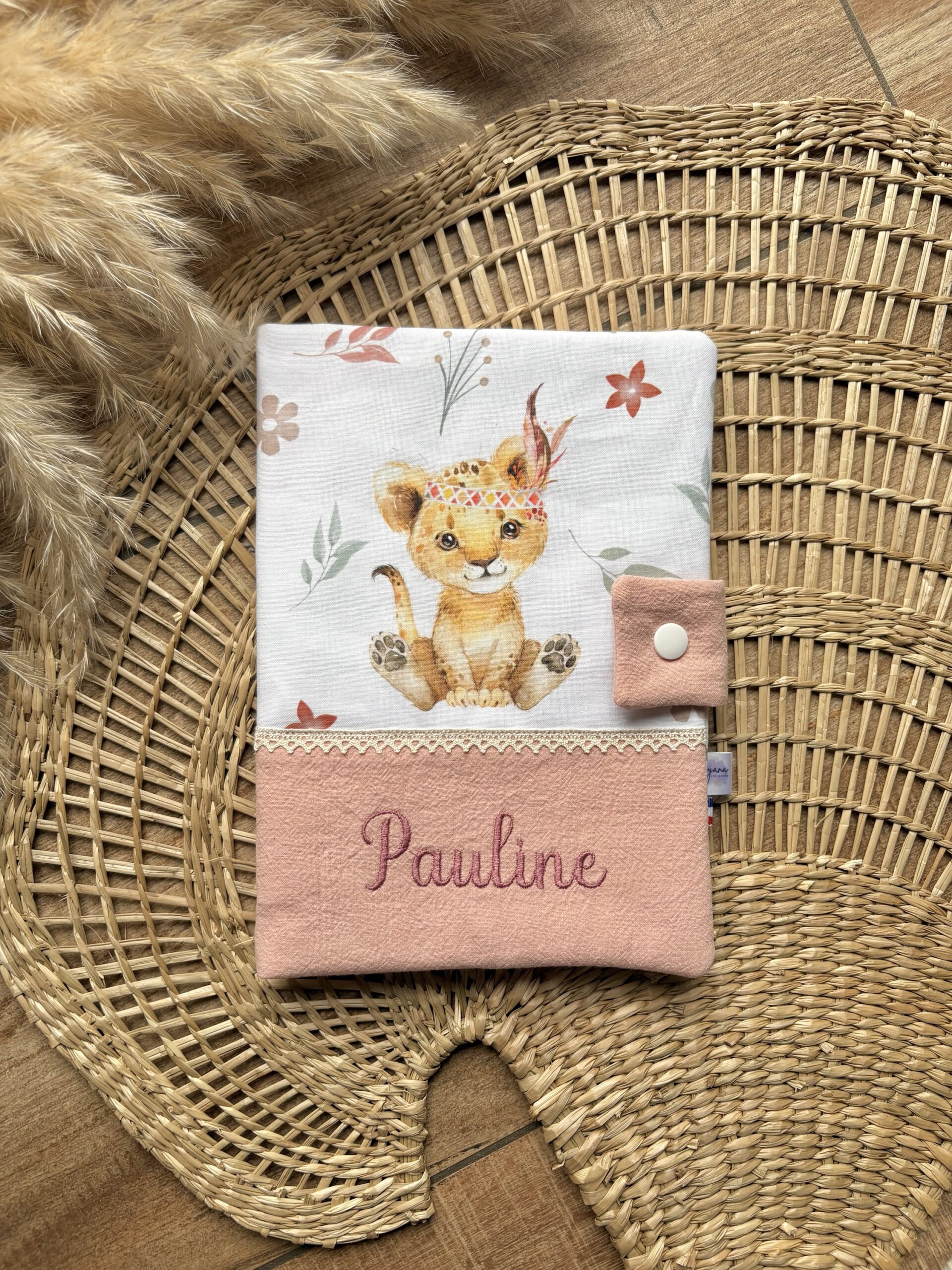 Protège carnet de santé personnalisé - Lionceau à plumes – Image 6