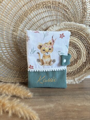 Protège carnet de santé personnalisé – Lionceau à plumes