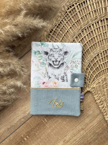 Protège carnet de santé personnalisé – Savane Fleurie 🦁🌸