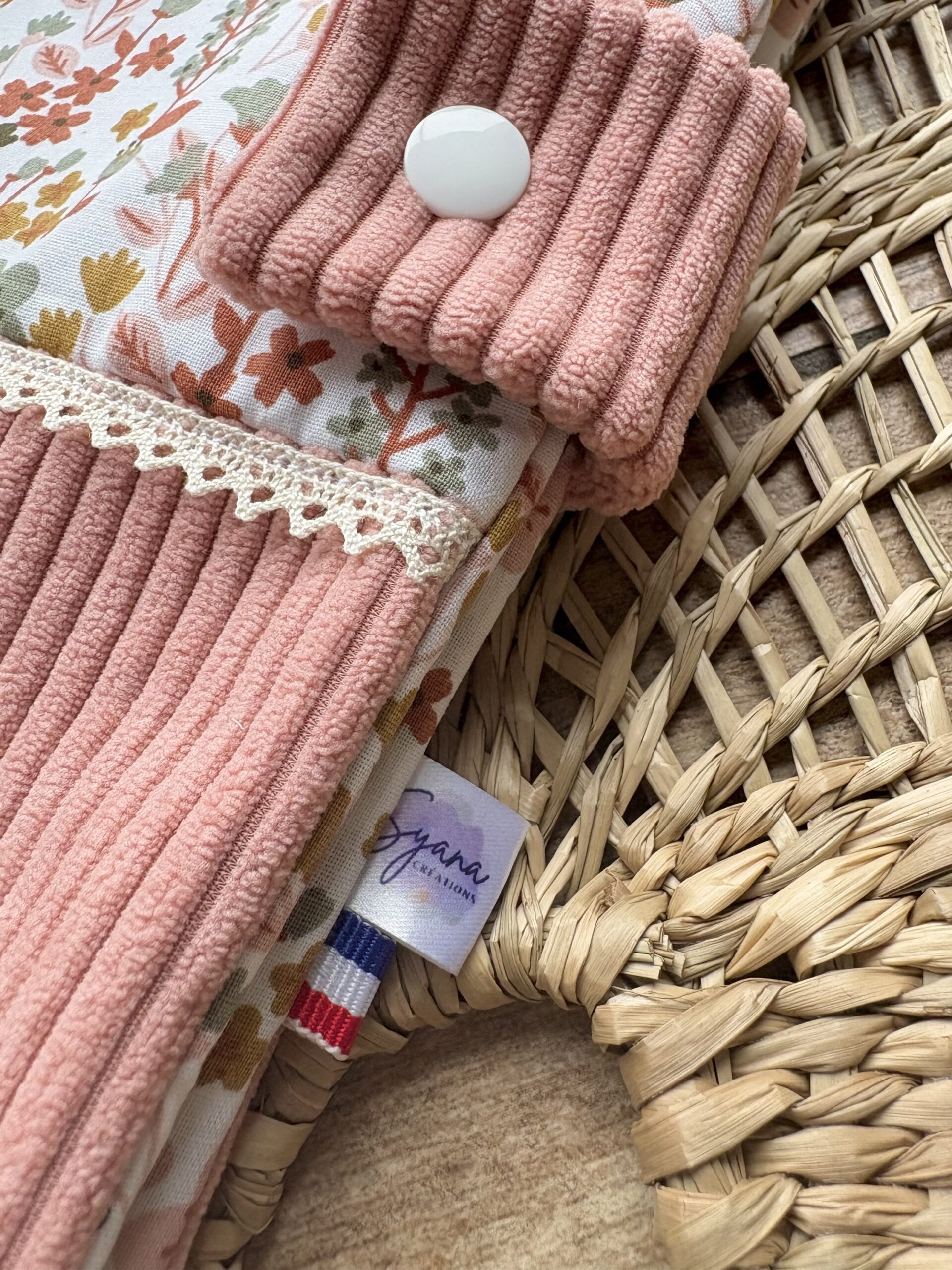 Protège carnet de santé personnalisé - Petites fleurs 💐 – Image 5