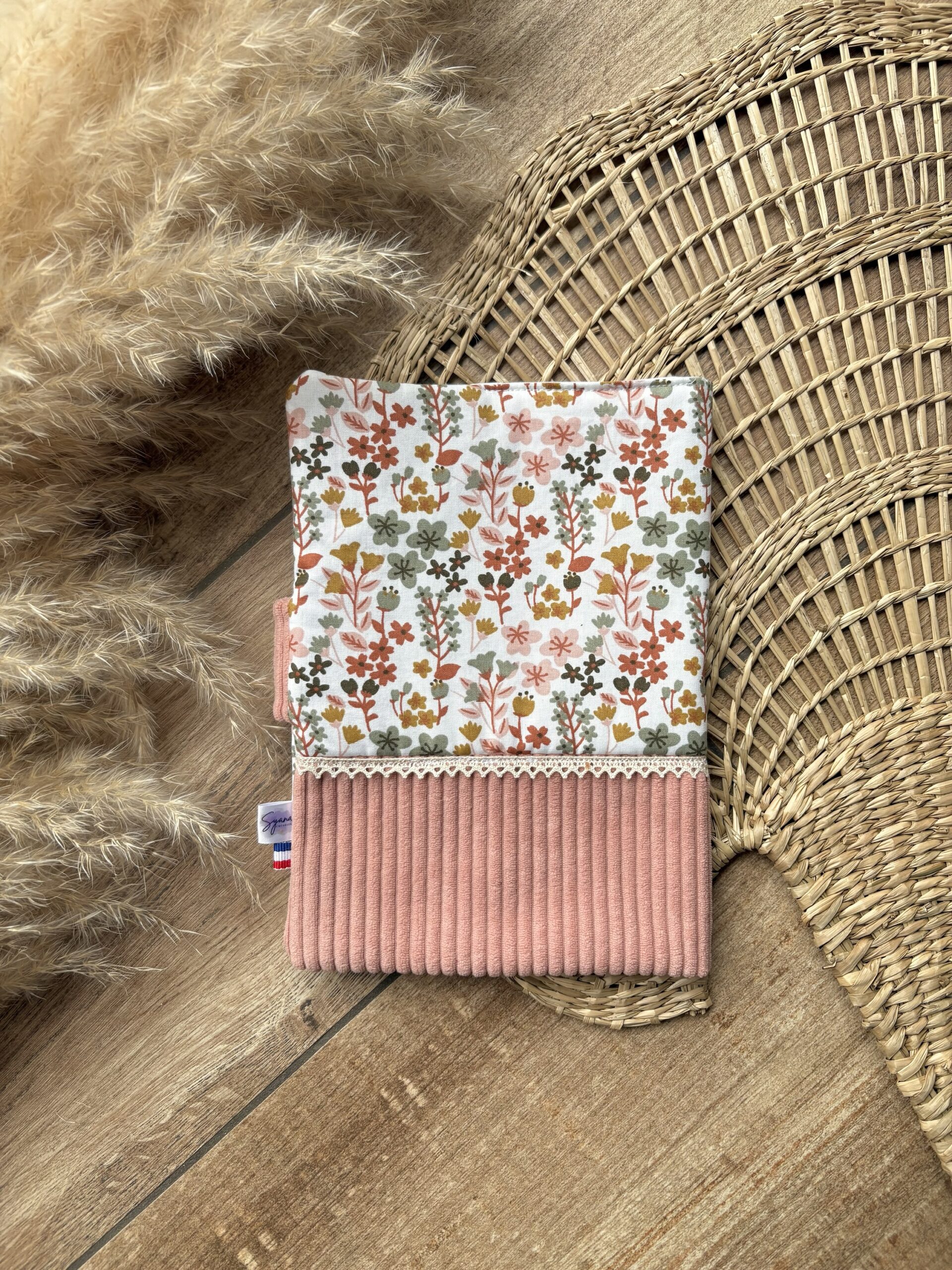 Protège carnet de santé personnalisé - Petites fleurs 💐 – Image 4