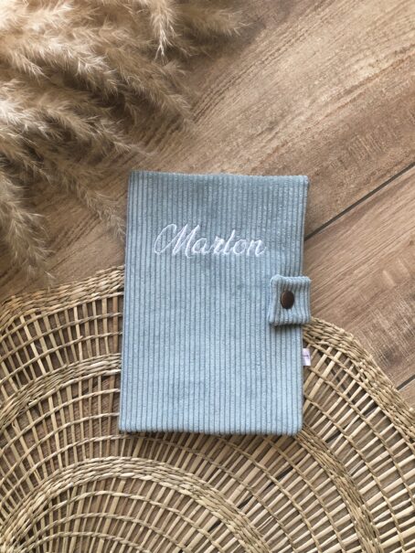 Protège carnet de santé personnalisé - Velours Côtelé Bleu Ciel