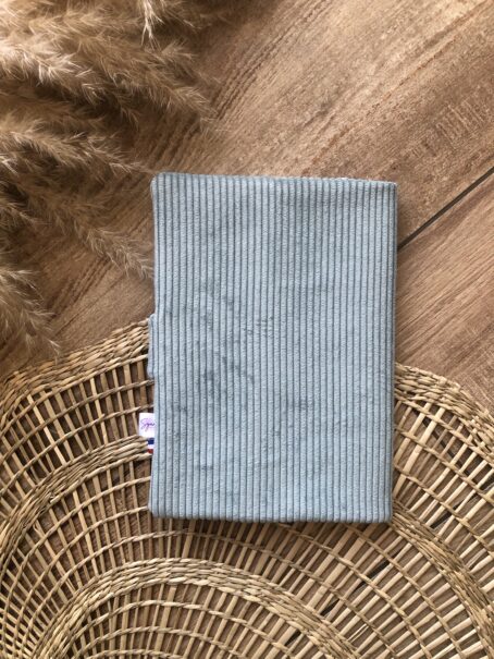 Protège carnet de santé personnalisé - Velours Côtelé Bleu Ciel – Image 2