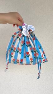 Pochon imperméable à motifs tulipes rouges et rayures bleues