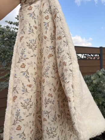 Couverture Bébé Personnalisée Lapin et Fleurs Bleues
