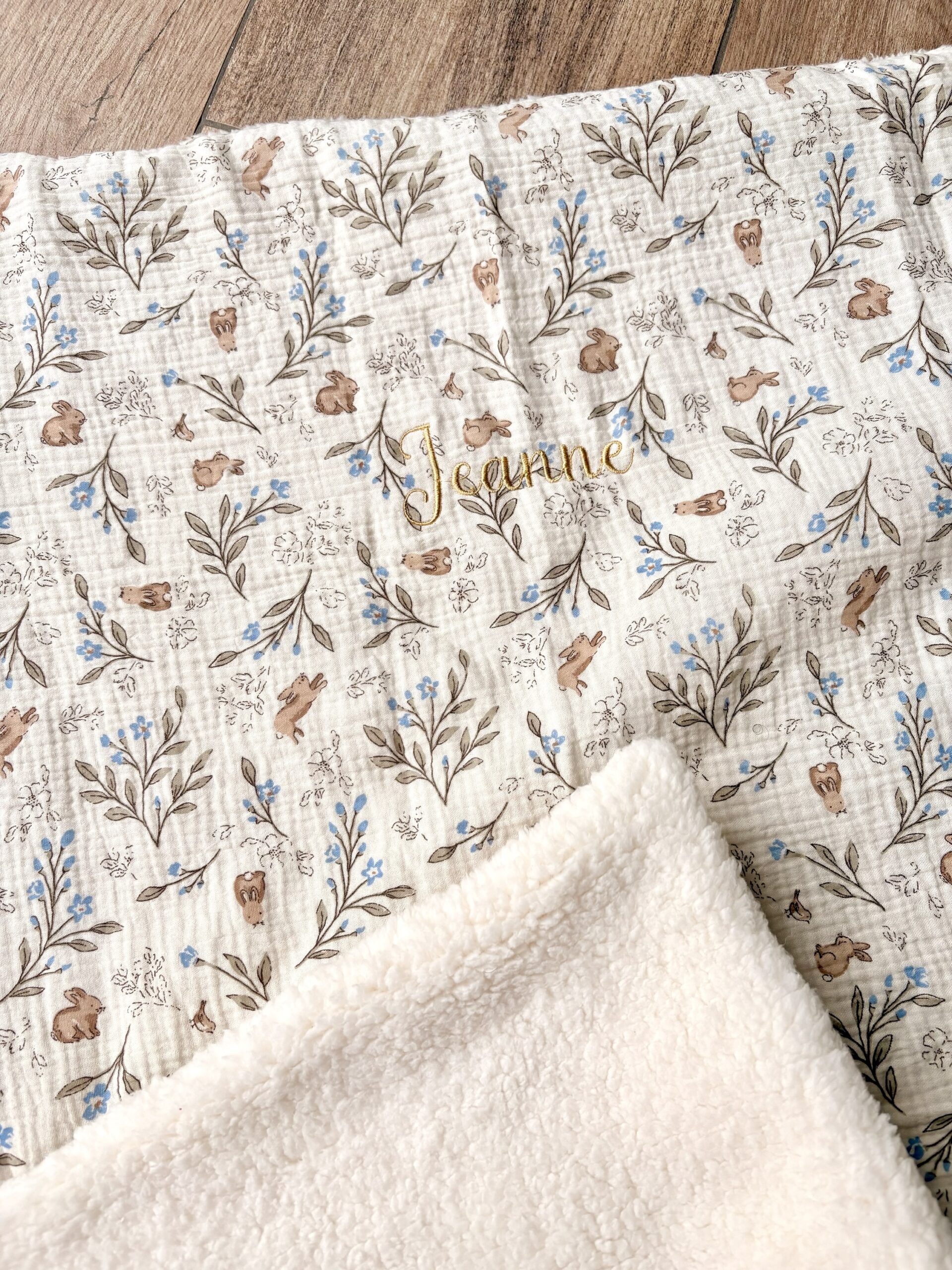 Couverture Bébé Personnalisée Lapin et Fleurs Bleues – Image 6