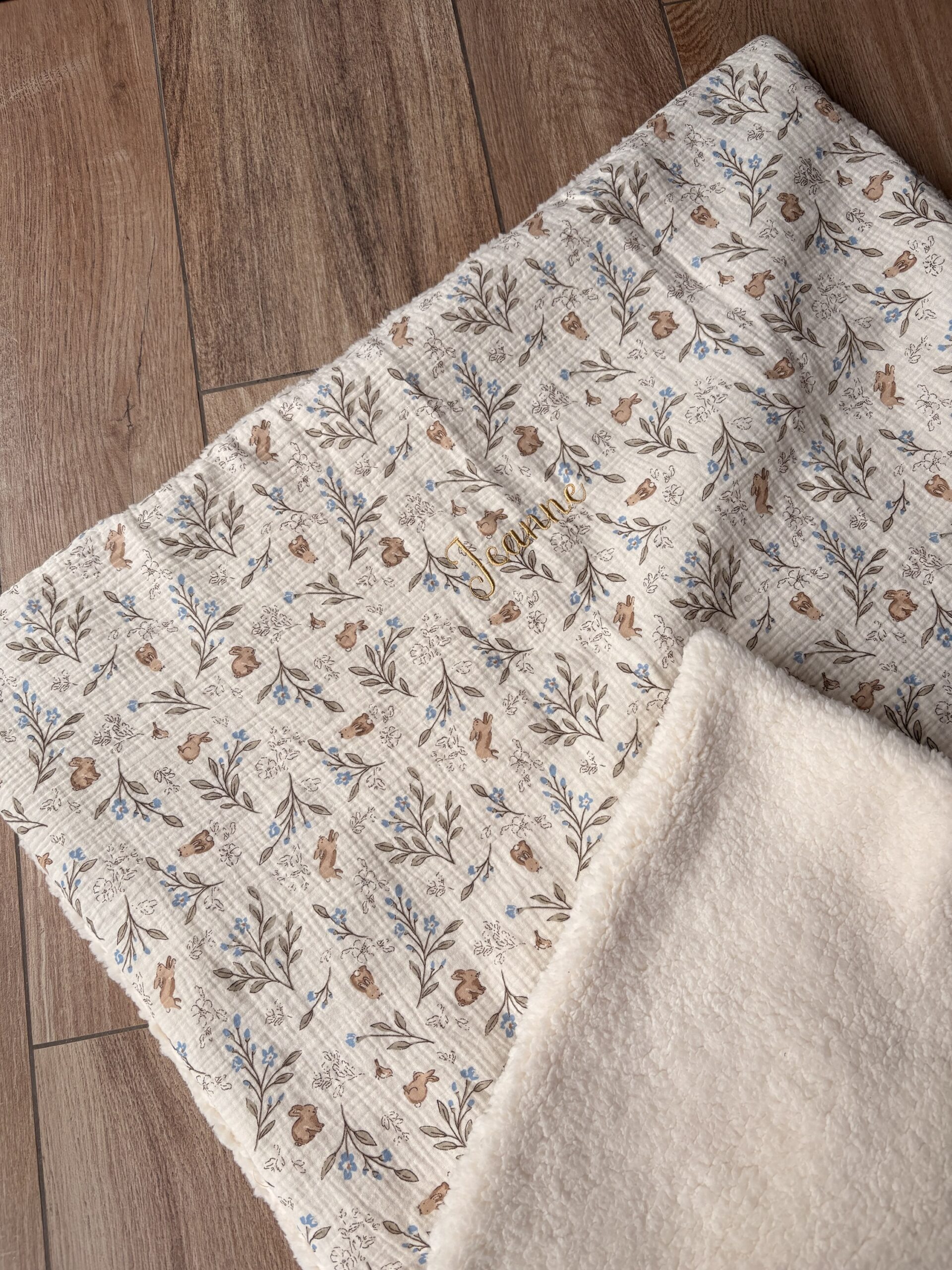 Couverture Bébé Personnalisée Lapin et Fleurs Bleues – Image 4