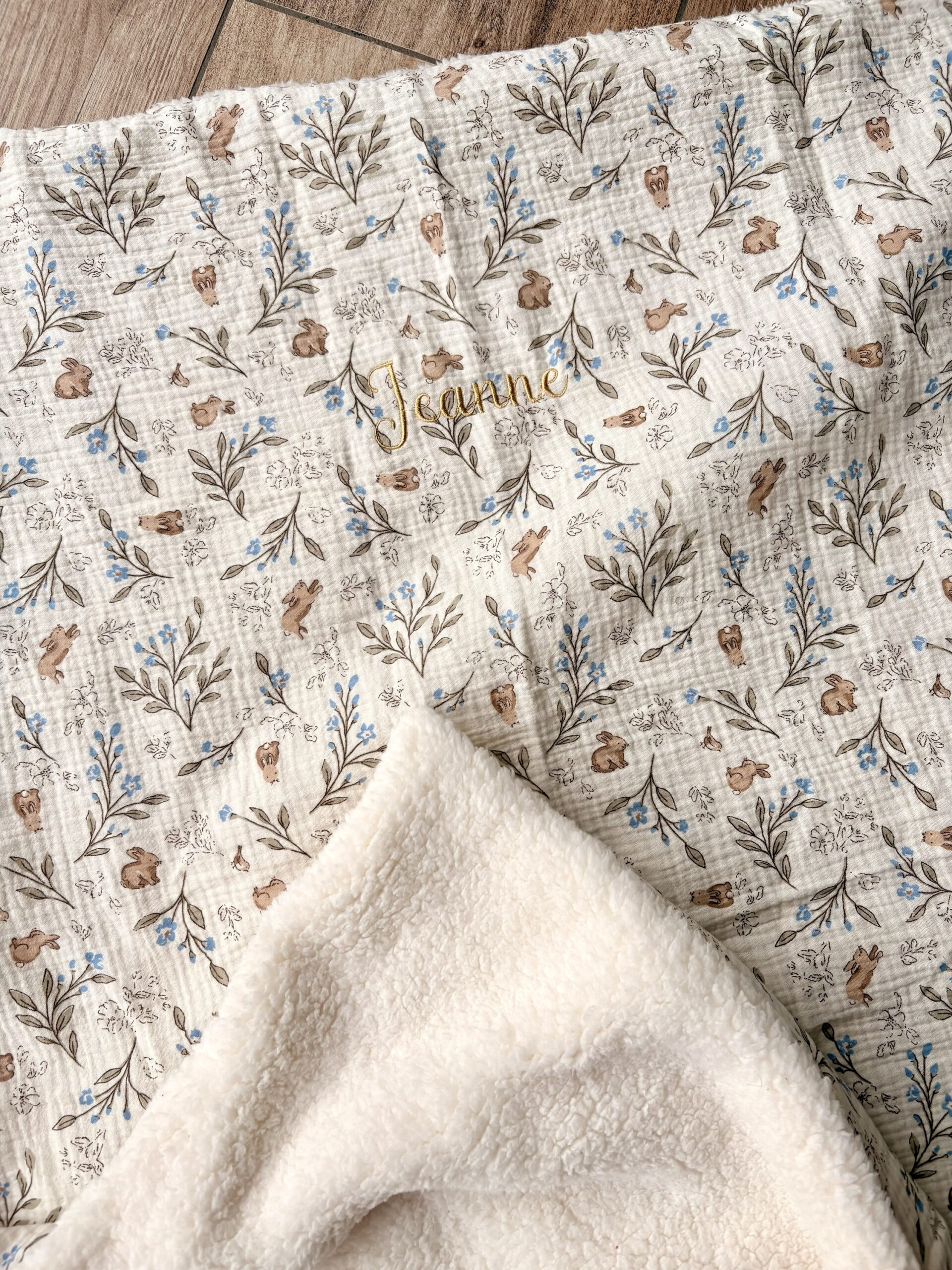 Couverture Bébé Personnalisée Lapin et Fleurs Bleues – Image 3