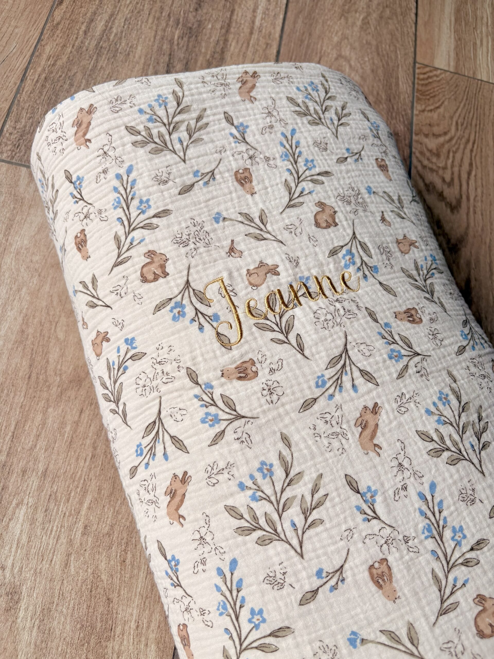 Couverture Bébé Personnalisée Lapin et Fleurs Bleues